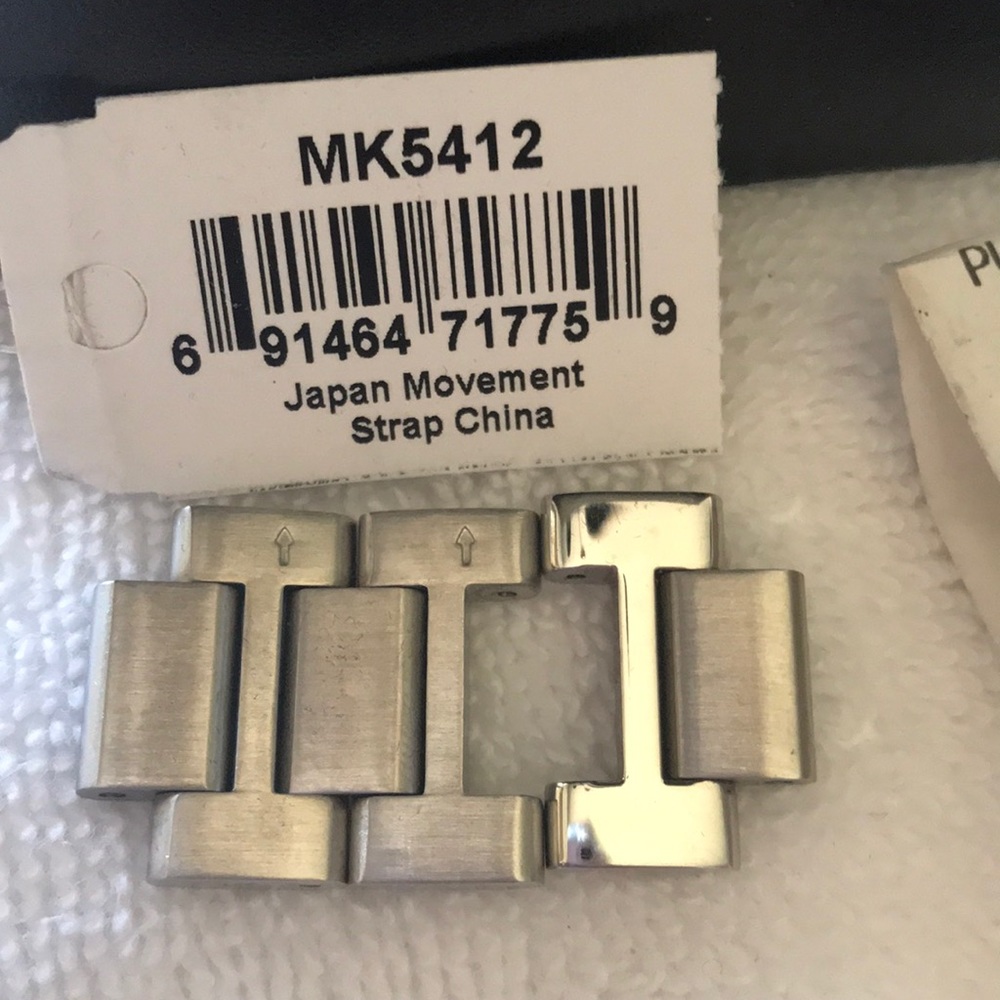 Gorgeous silver Michale kors watch - Picture 3 of 3